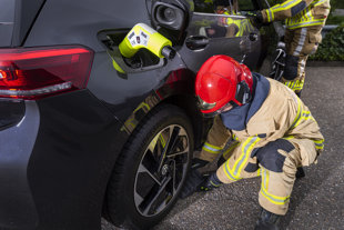 Wtyczka Emergency-Plug symulująca ładowanie auta w akcji